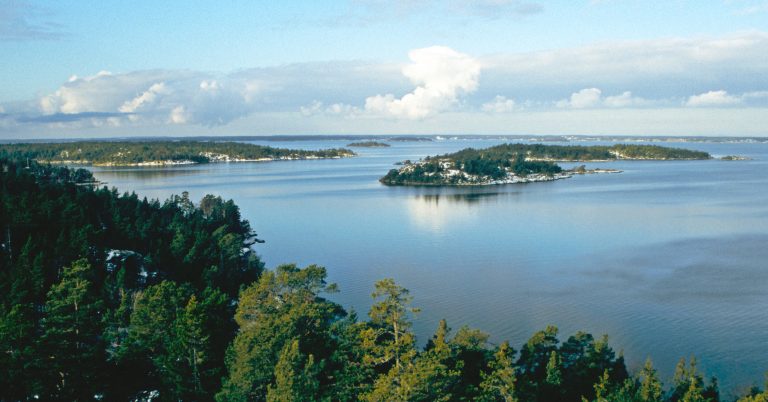 nämndö skärgård överblick träd och hav