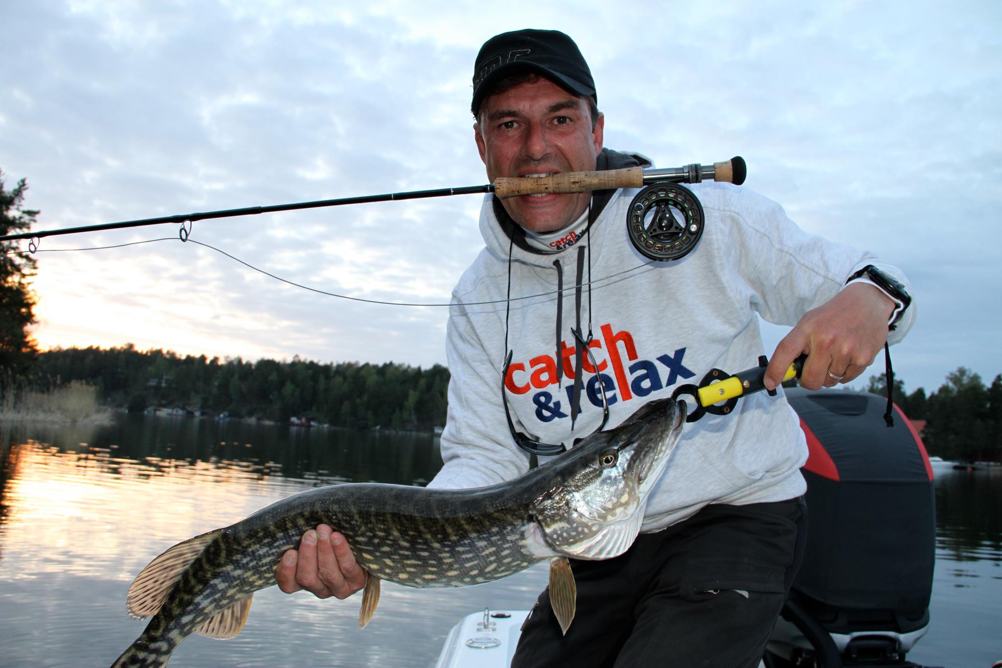 man som har fångat en stor gädda catch and relax guidad fisketur