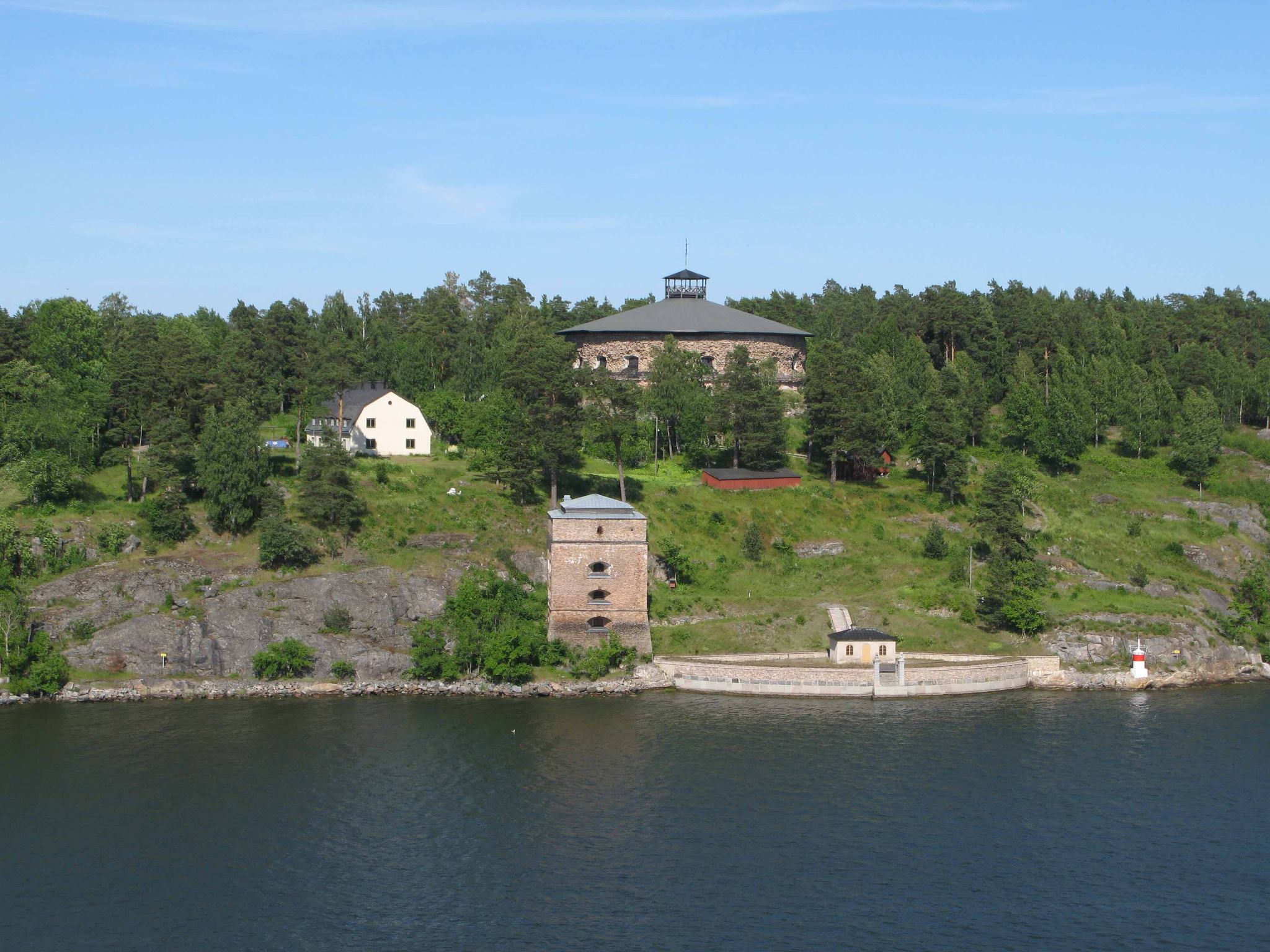 fredriksborgs fästning med gamla stenbyggnader och sjöutsikt