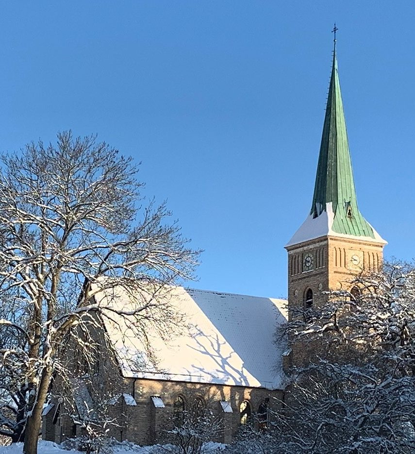 gustavsbergs kyrka i fint vinterväder