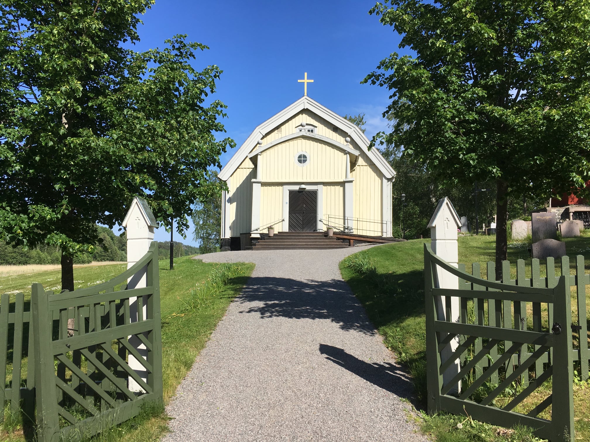 ingarö kyrka med grusväg som leder till den vita lilla kyrkan