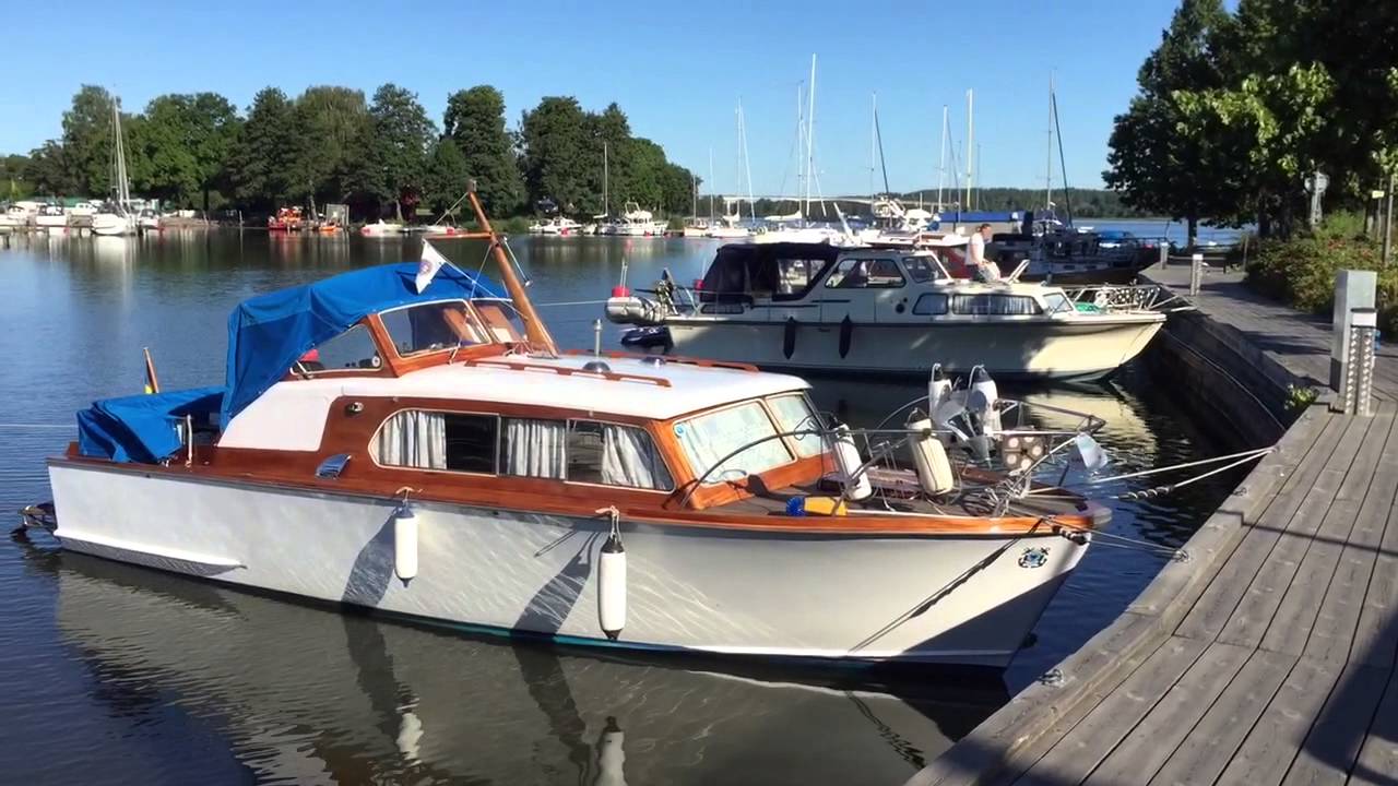 storö båthamn och trädäck i skärgårdsmiljö