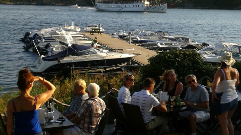 uteservering vid båtbryggor och mycket folk