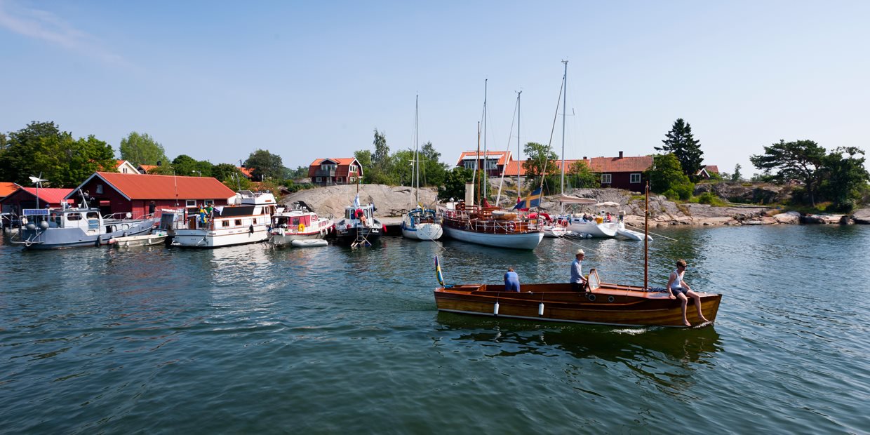 möja båthamn sommrig bild