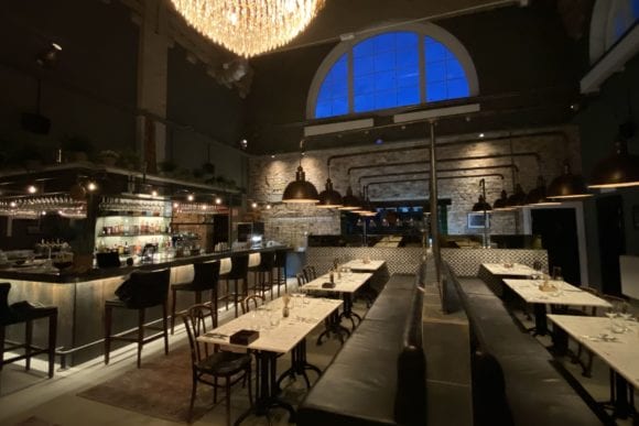 Stor matsal med bar och ljuskrona