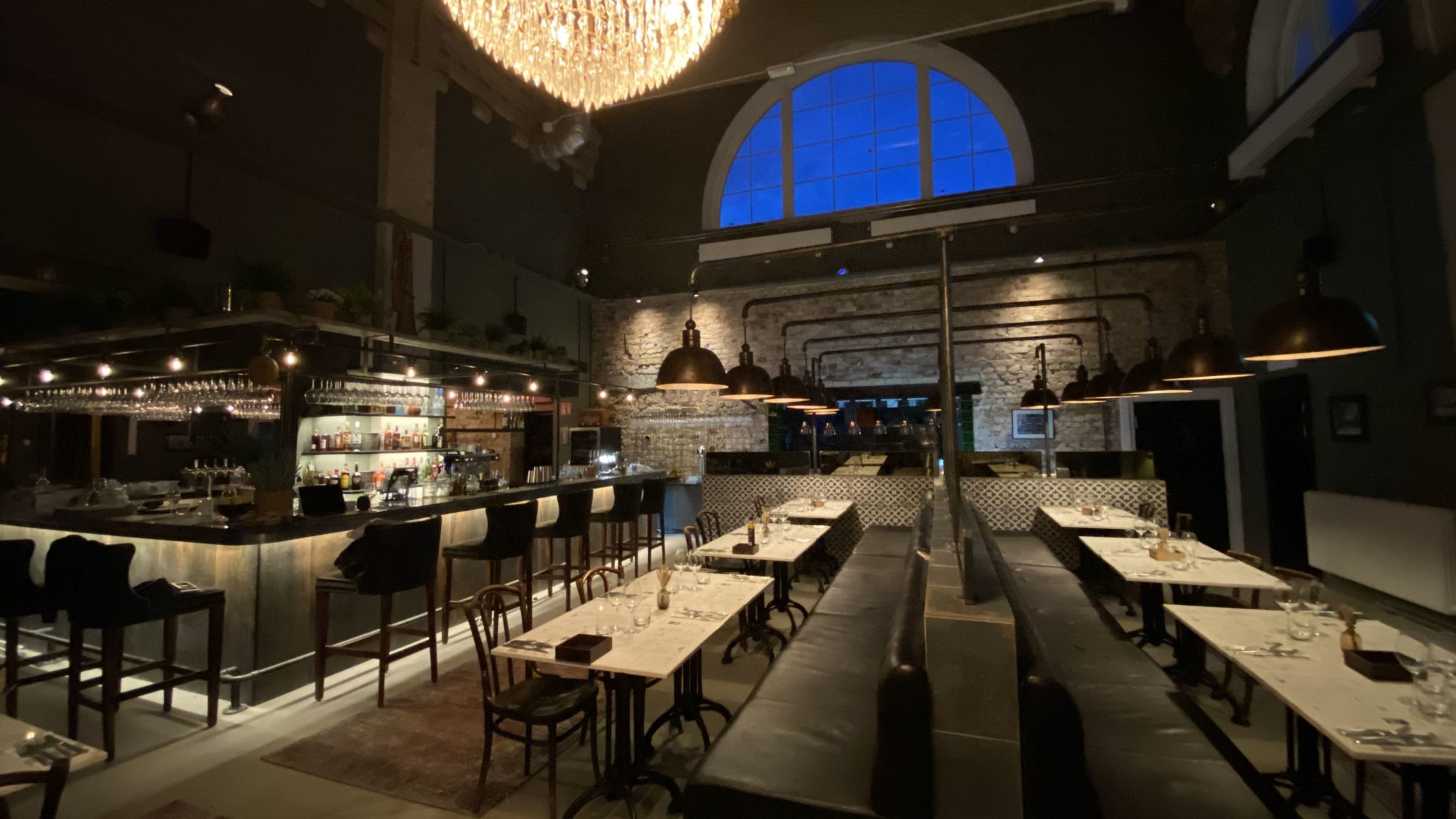 Stor matsal med bar och ljuskrona
